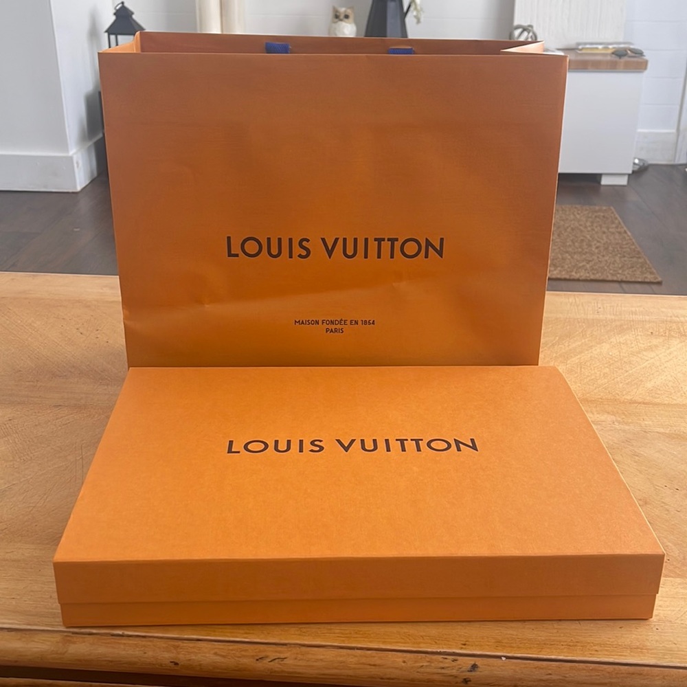 LV magnetic box with shopping bag.